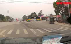 Video: Hai thanh niên vượt đèn đỏ, suýt chui gầm xe buýt
