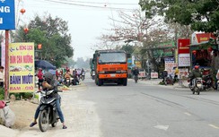 Hà Tĩnh: Quốc lộ 15A bị biến thành nơi họp chợ
