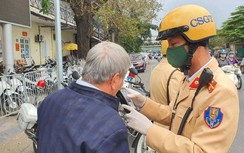 CSGT Hà Nội phạt hàng loạt tài xế "ma men" trên phố cổ đầu xuân