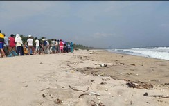 Quảng Nam: 4 học sinh tắm biển bị sóng cuốn trôi, 1 em tử vong