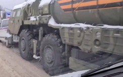 Video xe chở tên lửa S-400 gặp tai nạn liên hoàn trên cao tốc ở Nga