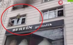 Video: Khoảnh khắc sinh tử, mẹ phải ném 4 con từ căn hộ đang cháy ở tầng 3