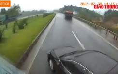 Video: Chuyển làn ẩu, xế hộp Camry bị xe tải tông "nằm ngang" giữa cao tốc