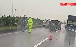 Video: Ô tô Innova phóng nhanh tông 2 xe phía trước trèo lên dải phân cách