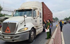 Video TNGT ngày 3/3: Xe container tông người phụ nữ bất ngờ băng qua đường