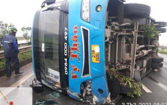 Xe khách lật trên cao tốc Nội Bài - Lào Cai, 7 người thoát chết