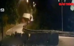 Video: Va chạm với xe tải trên đèo, xe container lao xuống vực sâu 40m