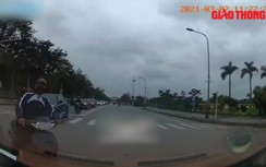 Video: Nam sinh tạt đầu xe con, tông trực diện xe ngược chiều