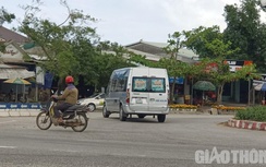 Xe khách, xe tải "diễn xiếc" nguy hiểm ở nút giao QL1 và cảng Dung Quất