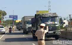 CSGT Quảng Ngãi ra sức "dẹp loạn" xe tải, xe khách "diễn xiếc" trên QL1