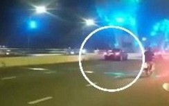 Tài xế Mercedes ngang nhiên dừng xe trên làn ô tô giữa cầu Rồng chụp ảnh
