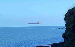 Kỳ lạ hình ảnh tàu chở dầu khổng lồ lơ lửng trên mặt biển