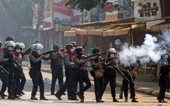 Hàng trăm cảnh sát Myanmar từ bỏ cảnh phục, phản đối chính quyền quân quản