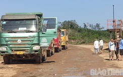 Dân chặn xe mỏ đất VSIP Quảng Ngãi: Tỉnh chỉ đạo, huyện nói không thấy gì?