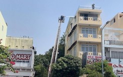 TP.HCM: Hàn xì gây cháy nhà nhiều tầng, 2 người được cảnh sát giải cứu