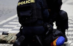 Video cảnh sát ghì cổ người không đeo khẩu trang gây tranh cãi ở Séc