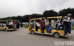 Xe điện chật kín, khách cố đu đám; xe ôm kẹp 3 lao vun vút ở chùa Tam Chúc