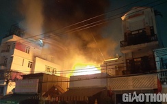 Cháy dữ dội ở cửa hàng đồ cũ trong khu dân cư tại TP HCM