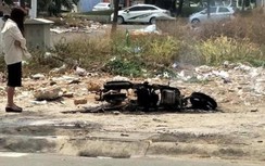 Bình Dương: Cô gái trẻ bất ngờ tự châm lửa đốt xe SH giữa công viên