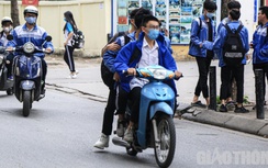 Ảnh: Học sinh Hà Nội thản nhiên đi xe máy kẹp ba, không đội mũ bảo hiểm