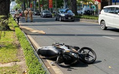 Đi xe máy ngã vào làn ô tô, người nước ngoài tử vong tại chỗ