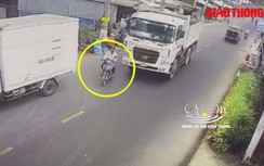 Video: Nhấn ga vượt bất cẩn, người đàn ông bị xe ben cán tử vong
