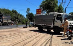 Bình Phước: Va chạm với xe tải, 2 vợ chồng văng ra đường tử vong tại chỗ