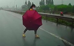 Video: Chạy qua cao tốc Hà Nội-Bắc Giang, nữ công nhân bị ô tô tông trúng