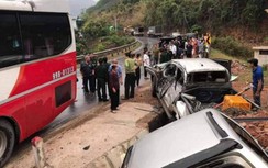 Sơn La: Va chạm giữa xe khách và 2 chiếc ô tô, 4 người bị thương nặng