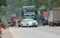Tài xế xe tải chống đối, đâm móp xe tuần tra của Phòng CSGT Tuyên Quang