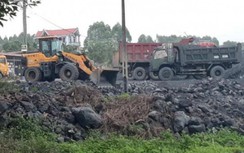 Bắc Giang: Hơn 4 năm không xử lý nổi bãi than trái phép lấn đường, mất ATGT