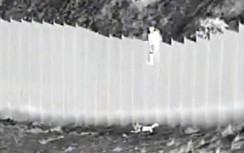 Video: Hai bé gái bị thả từ bức tường cao 4m ngăn biên giới Mỹ-Mexico