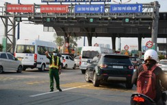Trạm thu phí BOT Xa lộ Hà Nội kẹt cứng ngày đầu thu phí