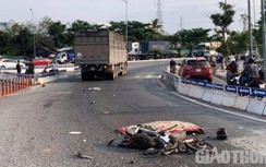Người đàn ông tử vong, xe máy nát vụn sau va chạm ô tô tải ở Đà Nẵng
