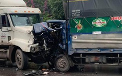 Video TNGT 3/4: Xe container đấu đầu xe tải, tài xế xe tải bị thương nặng