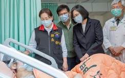 Lãnh đạo cao nhất Đài Loan đích thân đến thăm người bị tai nạn giao thông