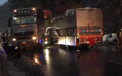 TNGT ở Sơn La, tài xế xe tải bị thương, QL6 ùn tắc nhiều giờ