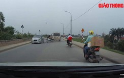 Video: Thanh niên vượt ẩu, bị ô tô tông trực diện ngã văng xuống đường