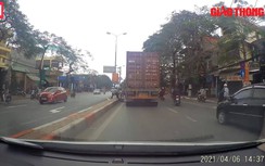 Video: Cố vượt xe container, người phụ nữ "đầu trần" bị chèn gãy chân