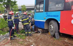 Cảnh sát cẩu xe buýt đưa thi thể người bộ hành mắc kẹt ra ngoài