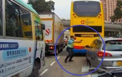Video: Cảnh sát rút súng bắn xuyên vai tài xế "xe điên"