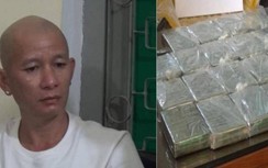 Gã đàn ông đầu trọc mang đao cùng 30 bánh heroin đi tiêu thụ