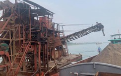 CSGT bắt quả tang tầu cuốc "khổng lồ" hút bán cát lên tàu hàng trên sông Đà