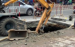 TP.HCM: Hố sâu 3m ở đường Huỳnh Tấn Phát sau cơn mưa