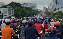 Dân Sài Gòn quay cuồng trong cảnh kẹt xe, đường ngập, cây đổ