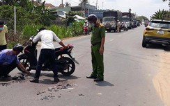 Video: Va chạm ngã ra đường, 2 người bị ô tô đi ngược chiều tông tử vong