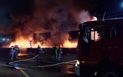 Video: Xe container phát nổ cháy rụi trên QL1A, tài xế thoát nạn