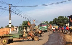 Dân chặn dàn xe ben chở đá "cày" nát đường ở Đắk Lắk