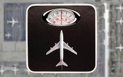 Hành khách bất ngờ phải đo cân nặng trước khi lên máy bay
