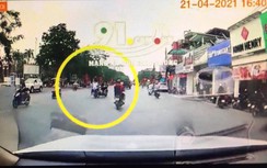 Video: Hai thanh niên phóng nhanh, đâm người đang sang đường